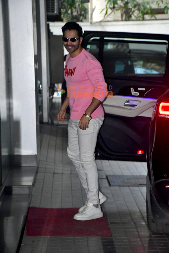 Photos: Varun Dhawan snapped in Andheri Photos: Varun Dhawan snapped in Andheri