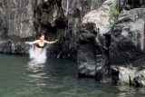 Fatima Sana Shaikh’s crazy long jump in the water