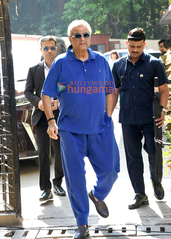 photos aamir khan john abraham suniel shetty junaid khan and others snapped outside voting booth in bandra 3