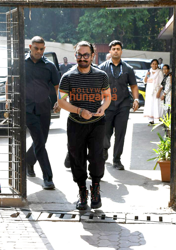 photos aamir khan john abraham suniel shetty junaid khan and others snapped outside voting booth in bandra 4