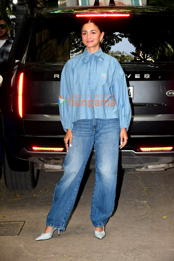 photos alia bhatt and shaheen bhatt snapped outside krome studio in bandra 4