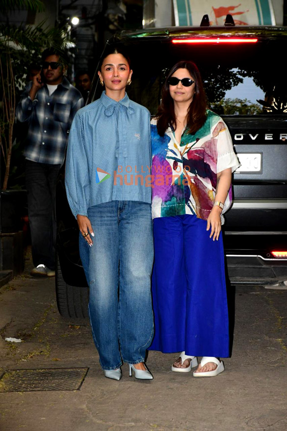 photos alia bhatt and shaheen bhatt snapped outside krome studio in bandra 6