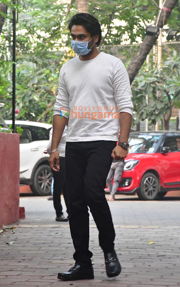 photos mouni roy ankita lokhande and others snapped at arjun bijlanis father sudarshan bijlanis prayer meet 20