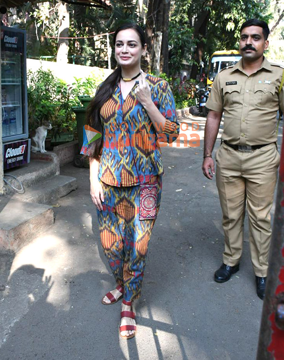 photos ranbir kapoor aamir khan john abraham suniel shetty junaid khan and others snapped outside voting booth in bandra 5333 4