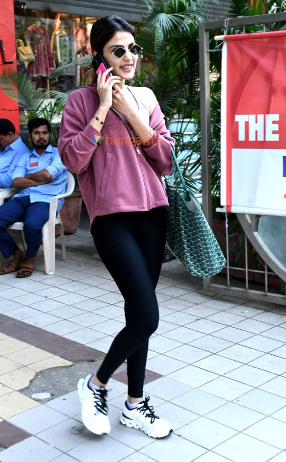 photos rhea chakraborty spotted outside a gym in bandra 6