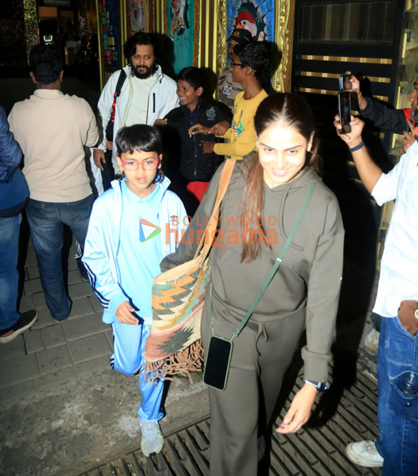 Photos: Riteish Deshmukh, Genelia Deshmukh, Shilpa Shetty and Raj Kundra snapped at Kalina airport Photos: Riteish Deshmukh, Genelia Deshmukh, Shilpa Shetty and Raj Kundra snapped at Kalina airport