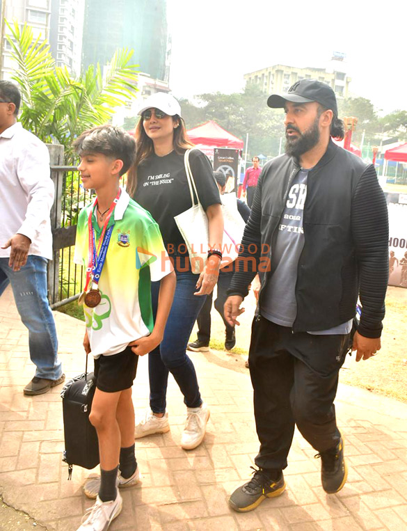 photos shilpa shetty snapped with family in juhu 2