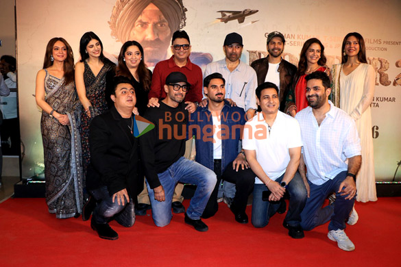 photos sunny deol varun dhawan suniel shetty sonam bajwa and others grace the premiere of border 2 10288 17