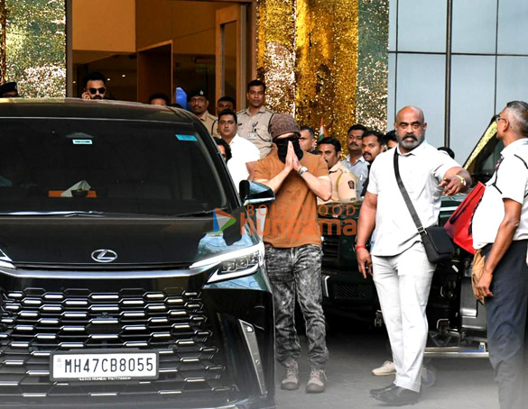 Photos: Yash, Kriti Sanon, Nupur Sanon and others snapped at Kalina airport Photos: Yash, Kriti Sanon, Nupur Sanon and others snapped at Kalina airport