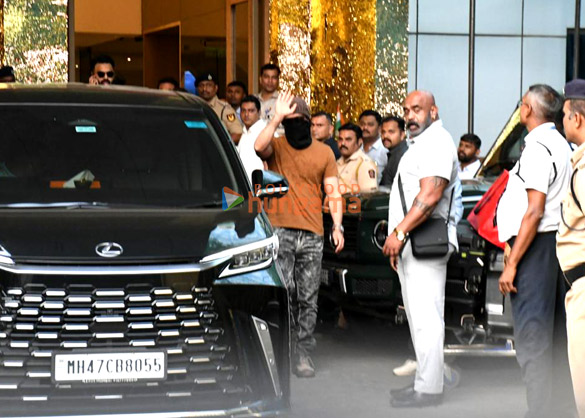 photos yash kriti sanon nupur sanon and others snapped at kalina airport 5