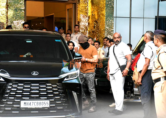 photos yash kriti sanon nupur sanon and others snapped at kalina airport 6