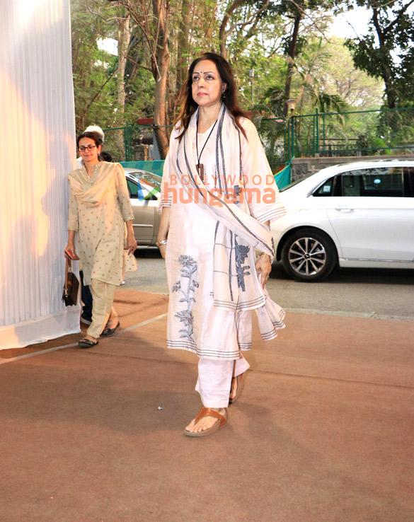 Photos: Hema Malini, Anu Malik, Poonam Dhillon and others attend the prayer meet of late Shri Anand Sagar Photos: Hema Malini, Anu Malik, Poonam Dhillon and others attend the prayer meet of late Shri Anand Sagar