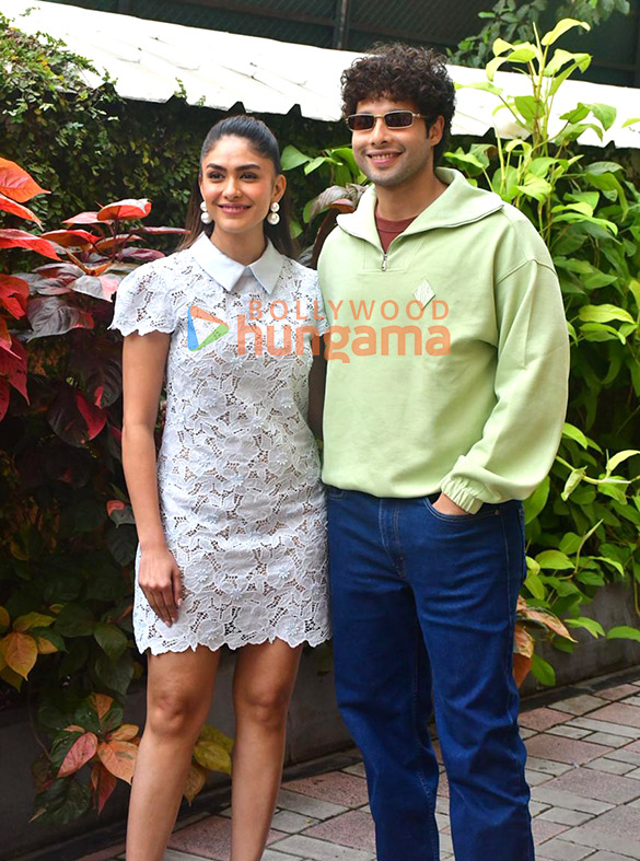 photos mrunal thakur and siddhant chaturvedi snapped promoting do deewane seher mein 1 3