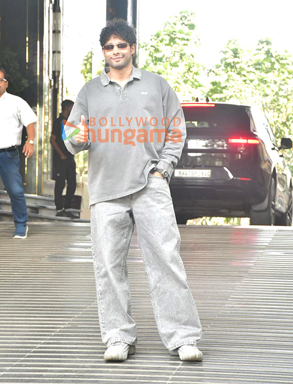 photos mrunal thakur and siddhanth chaturvedi snapped in andheri 4