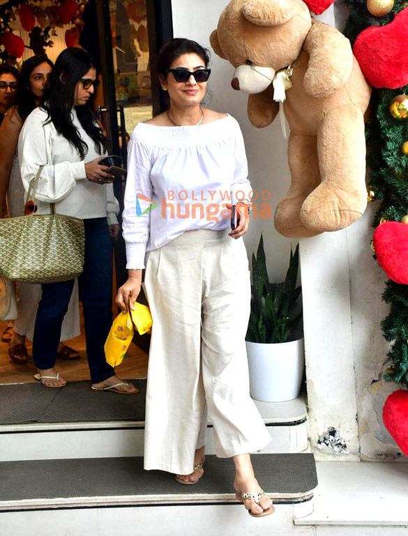 photos raveena tandon snapped in juhu 3