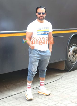 Photos: Saif Ali Khan snapped at a shoot location