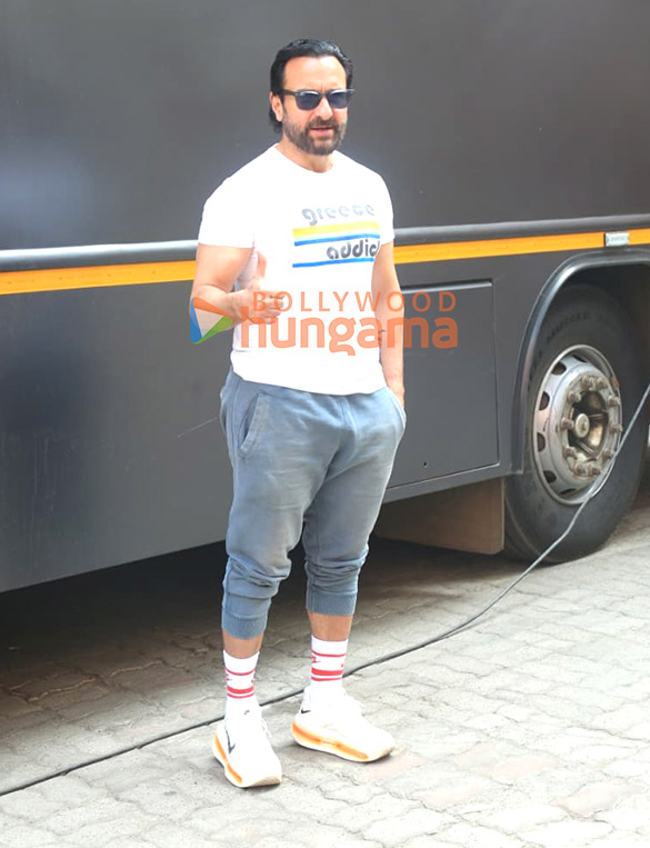 photos saif ali khan snapped at a shoot location 3
