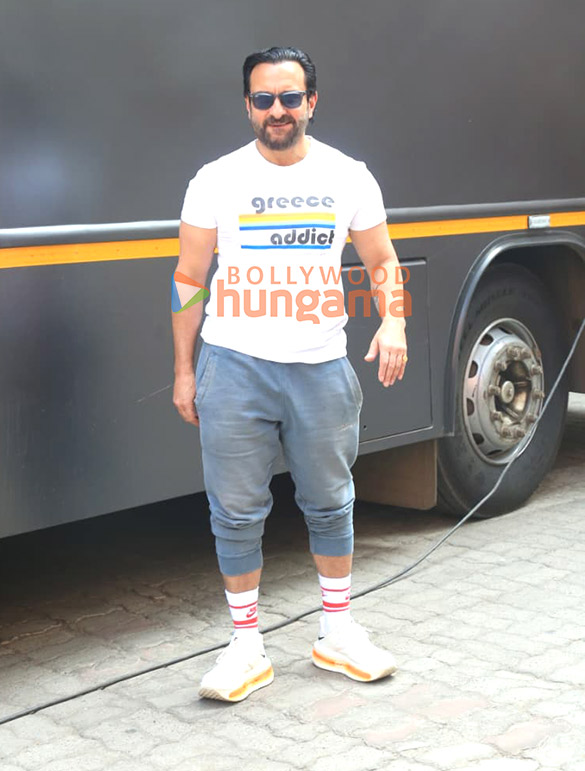 photos saif ali khan snapped at a shoot location 4