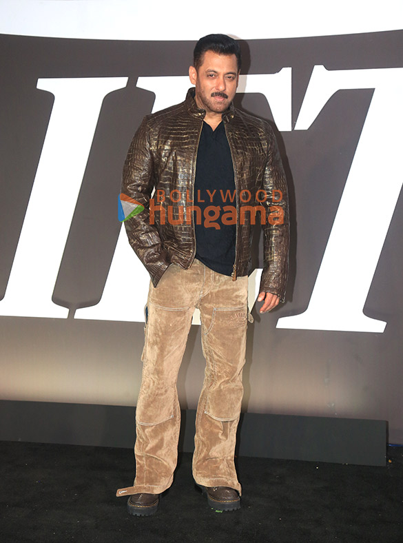 photos salman khan akshay kumar twinkle khanna nimrat kaur and others grace the launch of variety magazine 31
