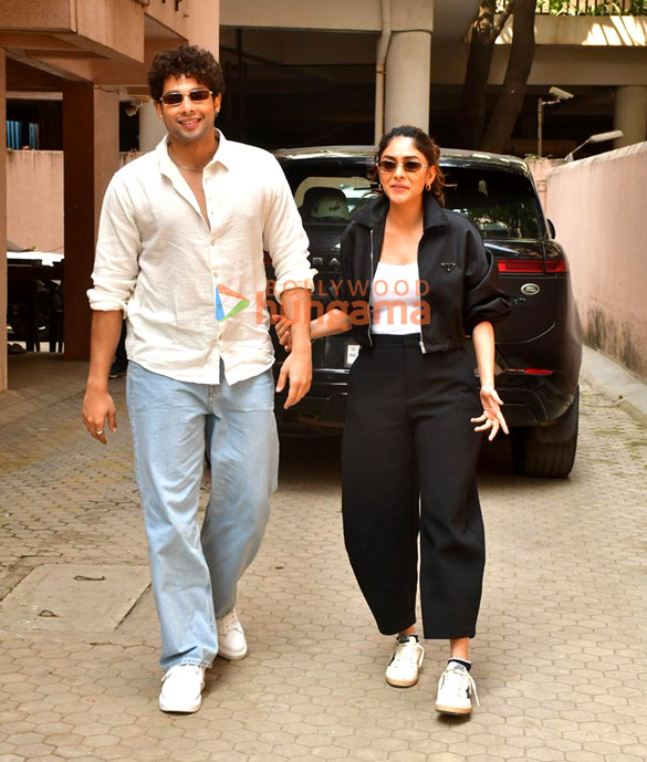 photos siddhant chaturvedi and mrunal thakur snapped during do deewane seher mein promotions 3