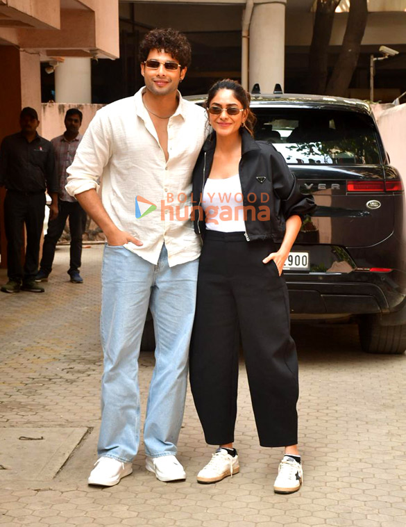 photos siddhant chaturvedi and mrunal thakur snapped during do deewane seher mein promotions 4