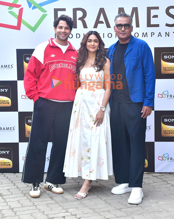 Photos: Siddhant Chaturvedi and Mrunal Thakur snapped promoting Do Deewane Seher Mein Photos: Siddhant Chaturvedi and Mrunal Thakur snapped promoting Do Deewane Seher Mein