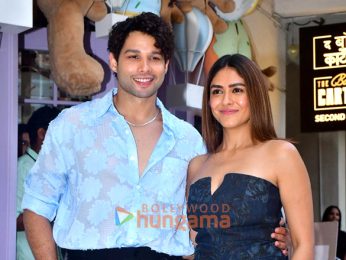 Photos: Siddhant Chaturvedi and Mrunal Thakur snapped promoting their film Do Deewane Seher Mein Photos: Siddhant Chaturvedi and Mrunal Thakur snapped promoting their film Do Deewane Seher Mein