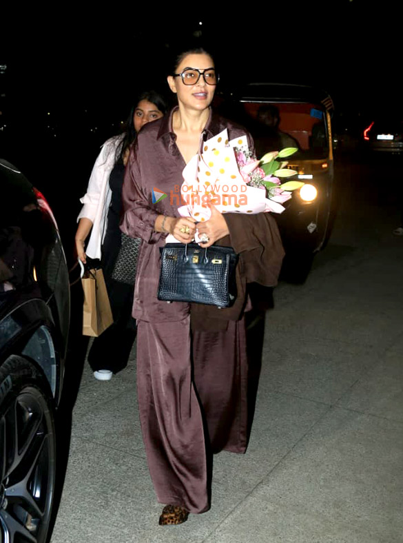photos sushmita sen snapped with her daughter in bandra 4
