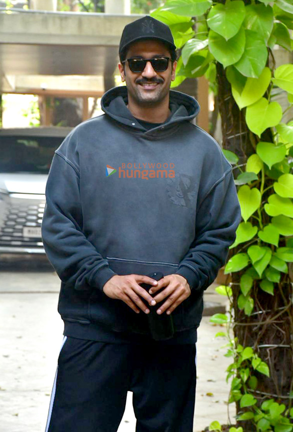 photos vicky kaushal snapped in juhu 2 5