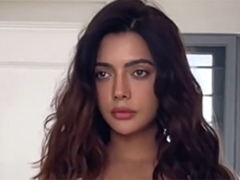 Ruhi Singh pose for the perfect photo