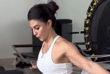 Jacque’s super split! Jacqueline Fernandez