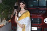 Khushi Kapoor giving a glimpse of Sridevi in a gorgeous yellow saree