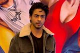 Aryan Khan pose for media!