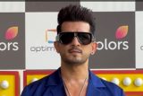Arjun Bijlani in a dashing electric blue fit