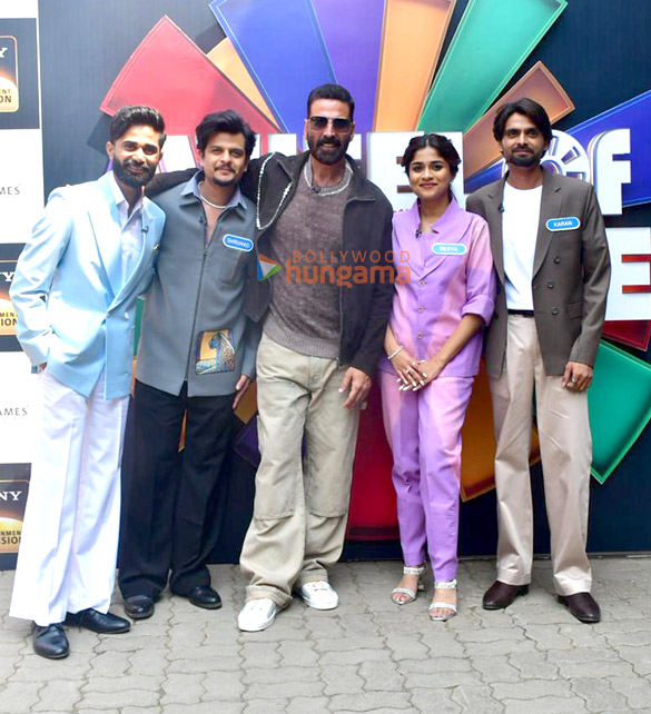 Photos: Akshay Kumar snapped with Laalo – Krishna Sada Sahaayate cast on Wheel of Fortune set Photos: Akshay Kumar snapped with Laalo – Krishna Sada Sahaayate cast on Wheel of Fortune set
