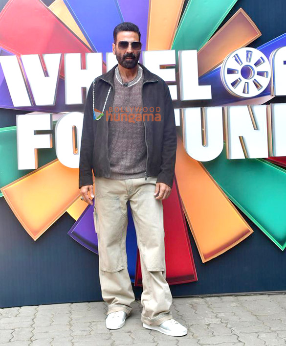 photos akshay kumar snapped with laalo krishna sada sahaayate cast on wheel of fortune set 6