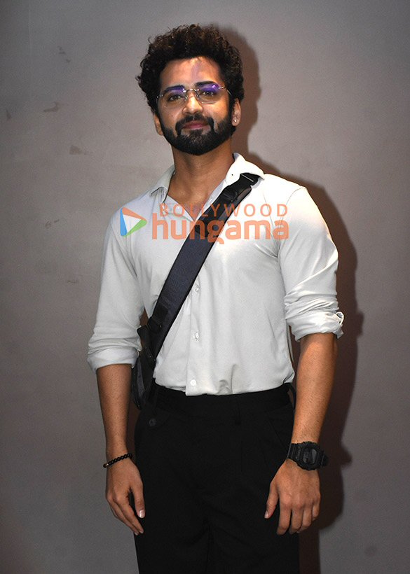 photos jacqueline fernandez saiee manjrekar and others attend mahesh manjrekars hindi play animal 9