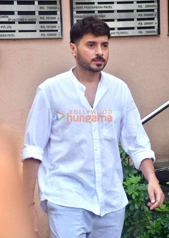 photos rakul preet singh jackky bhagnani and others attend manish malhotras mothers last rites 14