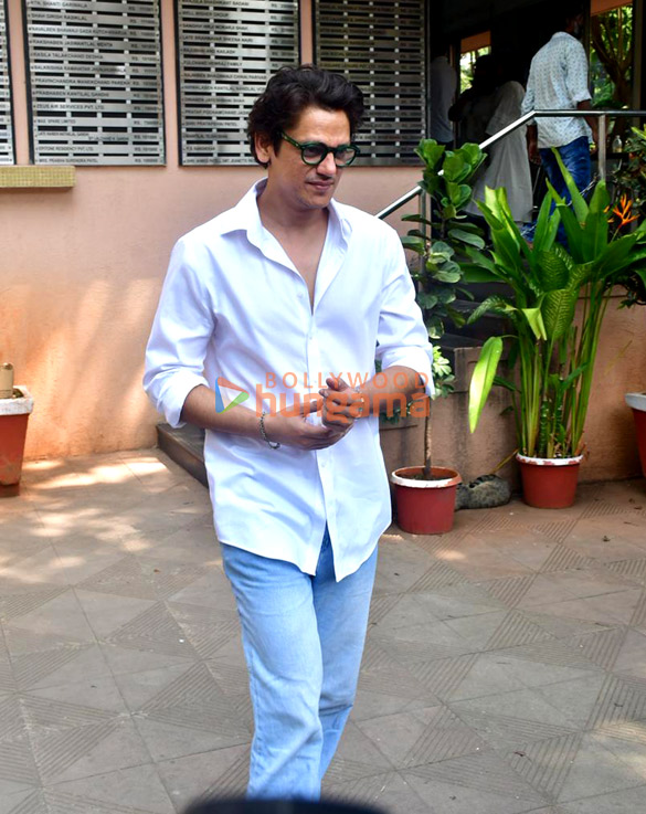 photos rakul preet singh jackky bhagnani and others attend manish malhotras mothers last rites 16