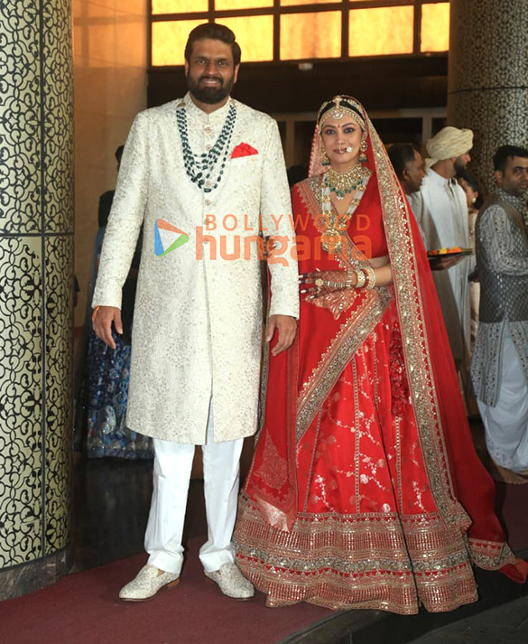 तस्वीरें: रवि भंगचंदका और एका लखानी शादी के बाद तस्वीरों के लिए पोज देते हुए