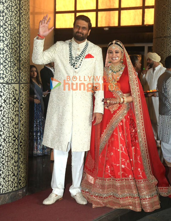 photos ravi bhangchandka and eka lakhani pose for paps after wedding 3