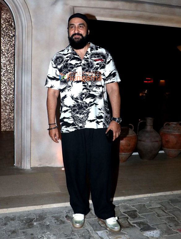 photos shilpa shetty taniya deol and mamta anand snapped at bastian juhu 6