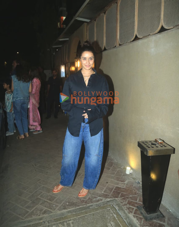 photos shraddha kapoor snapped in bandra 2 6
