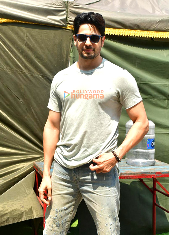 Photos: Sidharth Malhotra snapped at a shoot location in Juhu Photos: Sidharth Malhotra snapped at a shoot location in Juhu