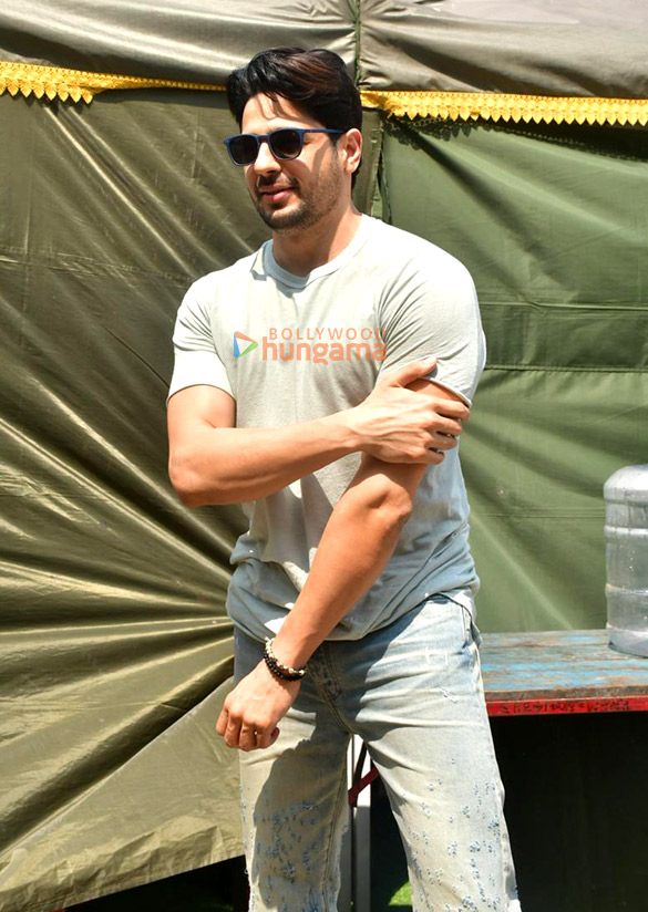 photos sidharth malhotra snapped at a shoot location in juhu 4