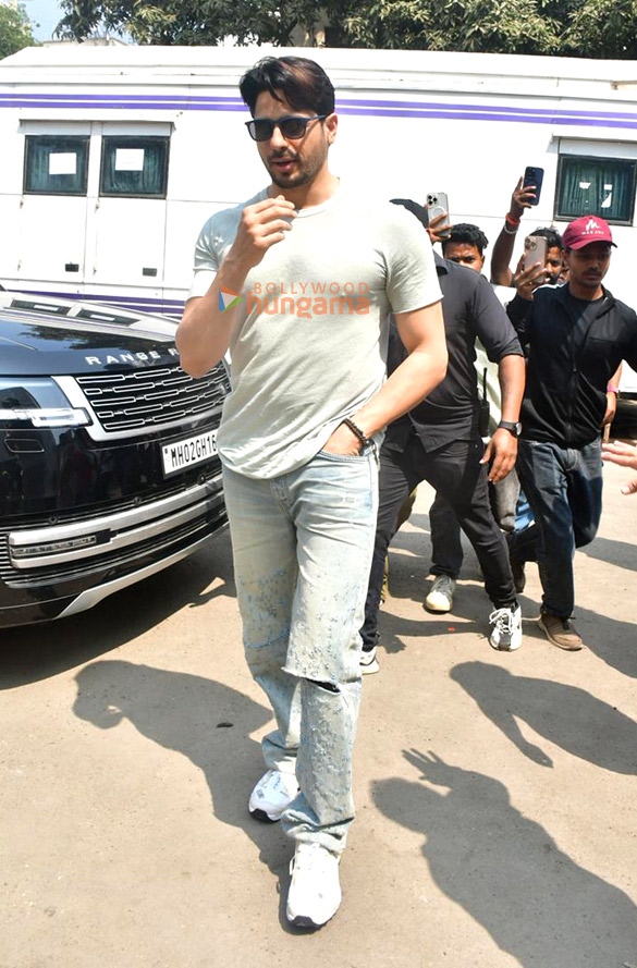 photos sidharth malhotra snapped at a shoot location in juhu 5