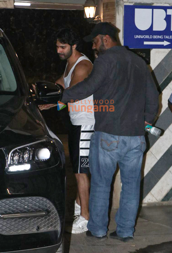 photos varun dhawan snapped outside a gym in juhu 3