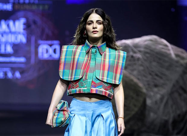 बोल्ड फ्यूजन लुक में लैक्मे फैशन वीक में शोस्टॉपर बनीं राधिक्का मदान; छात्र डिजाइनरों की प्रशंसा करता है