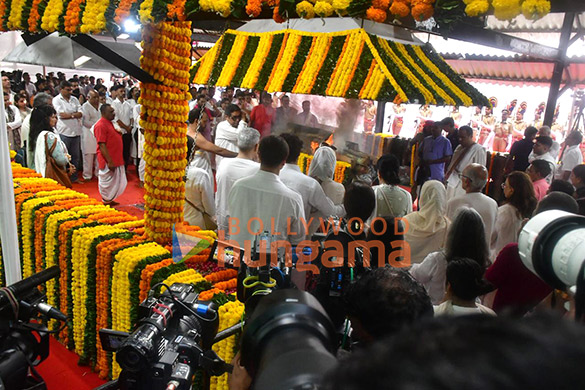 photos aamir khan ranveer singh vicky kaushal tabu asha parekh vivek oberoi sachin tendulkar zanai bhosle and others pay last respects to the late asha bhosle 1