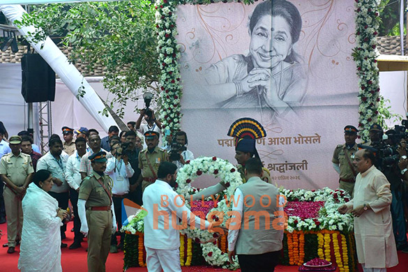 photos aamir khan ranveer singh vicky kaushal tabu asha parekh vivek oberoi sachin tendulkar zanai bhosle and others pay last respects to the late asha bhosle 16